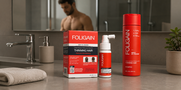 ผลิตภัณฑ์บำรุงชนิดทาและแชมพู TRIOXIDIL FOLIGAIN สำหรับผู้ชาย จัดวางบนเคาน์เตอร์ห้องน้ำ.