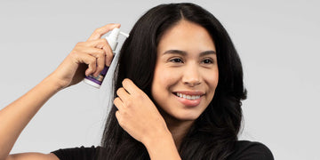 ผู้หญิงใช้หัวพ่นสเปรย์ทาผลิตภัณฑ์บำรุงชนิดทา FOLIGAIN บนหนังศีรษะ.