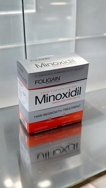 กล่องสารละลายไมน็อกซิดิล 5% FOLIGAIN ชนิดทาบนพื้นผิวสะท้อนแสง.