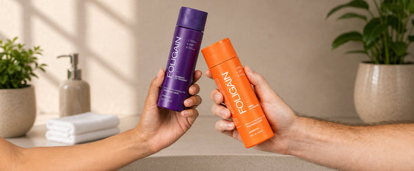 มือกำลังถือขวดแชมพูทริปเปิลแอ็กชัน FOLIGAIN สำหรับผู้ชายและผู้หญิง.