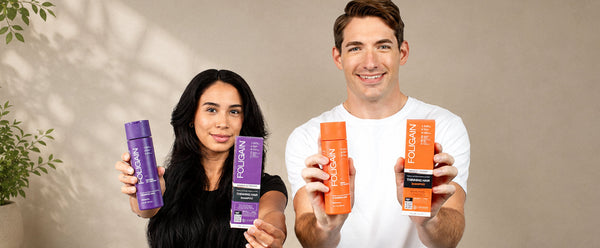 ผู้ชายและผู้หญิงถือขวดและกล่องแชมพู FOLIGAIN สำหรับผู้ชายและผู้หญิง.