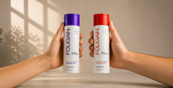 มือกำลังถือครีมนวดผม FOLIGAIN สำหรับผู้ชายและผู้หญิงที่มี TRIOXIDIL 2%.