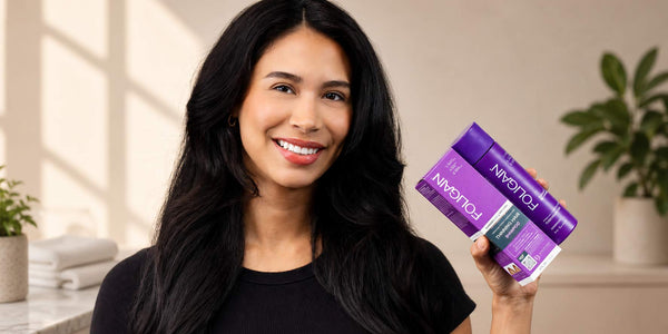 ผู้หญิงถือขวดและกล่องแชมพูทริปเปิลแอ็กชัน FOLIGAIN สำหรับผู้หญิงที่มี TRIOXIDIL 2%.