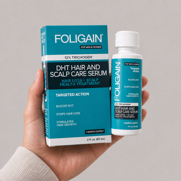 มือกำลังถือขวดและกล่องเซรั่มดูแลเส้นผมและหนังศีรษะ DHT FOLIGAIN ขนาด 60 mL.