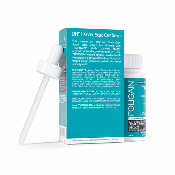ด้านหลังกล่องเซรั่มดูแลเส้นผมและหนังศีรษะ DHT FOLIGAIN แสดงส่วนผสม คำเตือน และวิธีใช้ อยู่ข้างขวดและหลอดหยด.