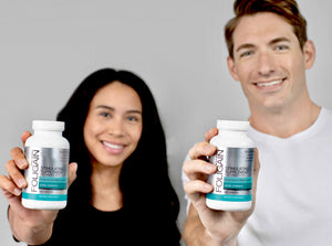 ผู้หญิงและผู้ชายถือขวดผลิตภัณฑ์เสริมอาหารสูตรกระตุ้น FOLIGAIN